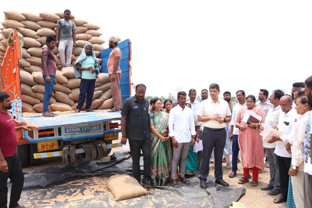 వరి, మొక్క జొన్న కొనుగోలు కేంద్రాలను ఆకస్మికంగా తనిఖీ చేసిన జిల్లా కలెక్టర్ ఆశిష్ సాంగ్వాన్